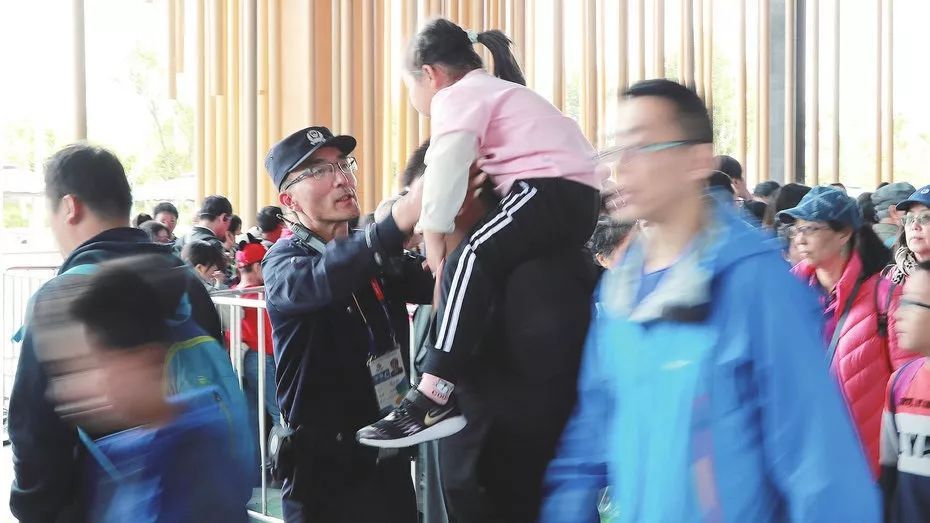 #平安北京#满园绚烂中，你们站立成最美的风景