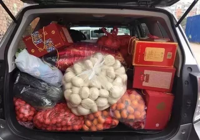 【新闻晨报】上班第一天，网友感叹：能抚慰心灵的唯有父母塞满的后备箱…