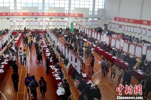 中国新闻网：秋季38城平均招聘月薪8698元 8000元以上职位数最多