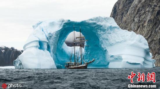 【中国新闻网】格陵兰岛的隐秘世界 老船在冰拱下宛如时光凝固