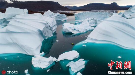 【中国新闻网】格陵兰岛的隐秘世界 老船在冰拱下宛如时光凝固