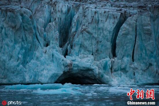 【中国新闻网】格陵兰岛的隐秘世界 老船在冰拱下宛如时光凝固