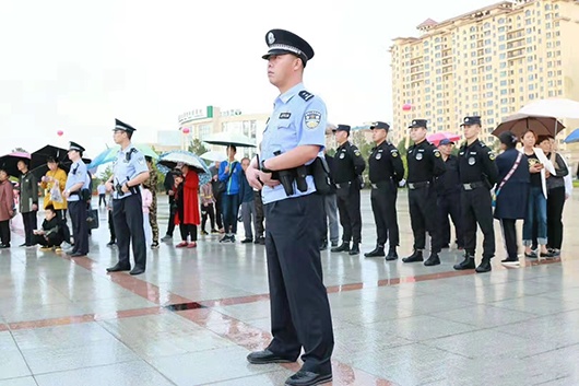 海外网■公安民警雨中执勤小男孩踮脚为其撑伞