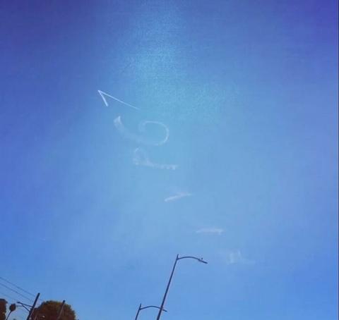 [海外网]美国洛杉矶天空惊现标语VVP67 网友：为普京庆生