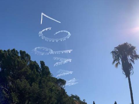 [海外网]美国洛杉矶天空惊现标语VVP67 网友：为普京庆生