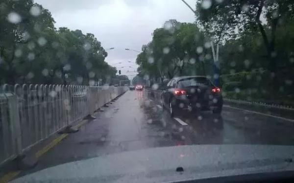 [光明网]雨天开车，这些细节你注意到了吗？