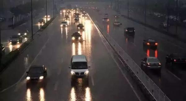 [光明网]雨天开车，这些细节你注意到了吗？