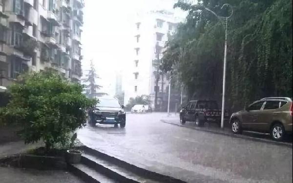 [光明网]雨天开车，这些细节你注意到了吗？