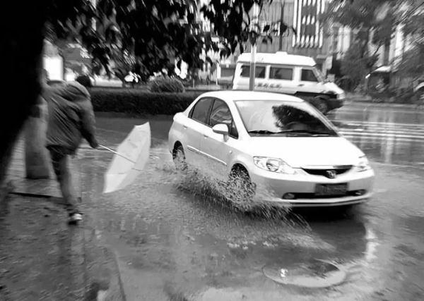 [光明网]雨天开车，这些细节你注意到了吗？