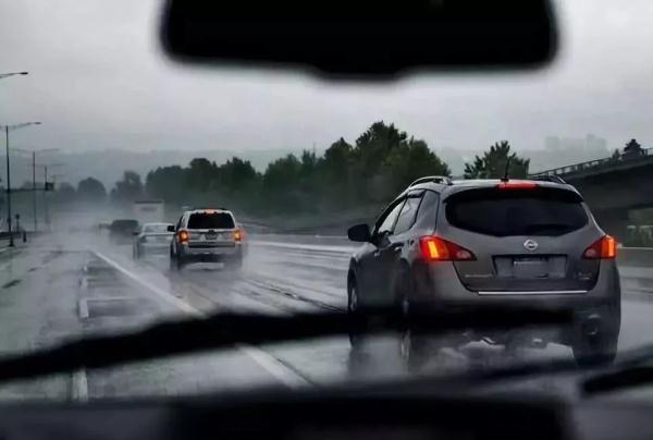 [光明网]雨天开车，这些细节你注意到了吗？
