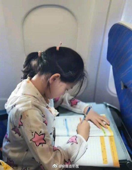 【光明网】飞机上所有孩子都在补作业 网友：有种说不出的熟悉感