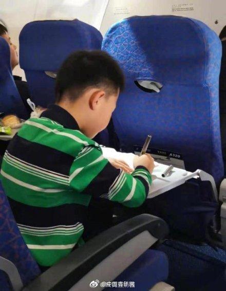 【光明网】飞机上所有孩子都在补作业 网友：有种说不出的熟悉感