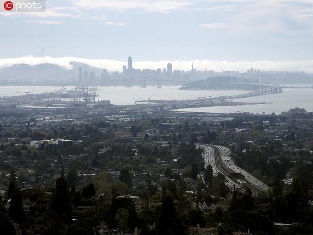 人民网@美国加州：为防山火80万人将被断电 为史上规模最大