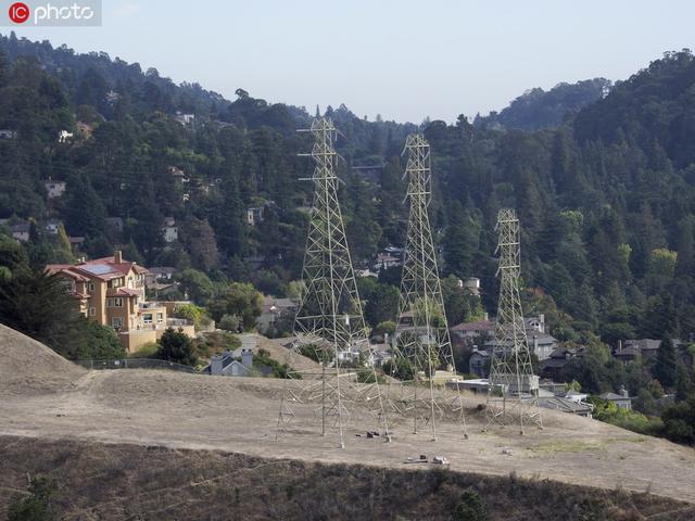 人民网@美国加州：为防山火80万人将被断电 为史上规模最大