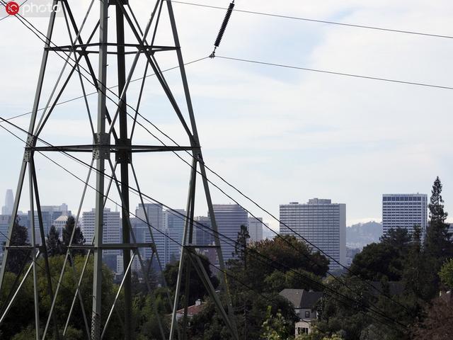 人民网@美国加州：为防山火80万人将被断电 为史上规模最大