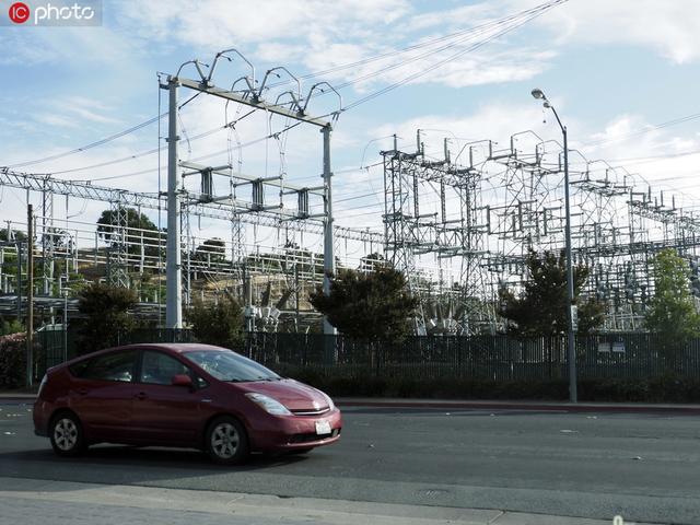 人民网@美国加州：为防山火80万人将被断电 为史上规模最大