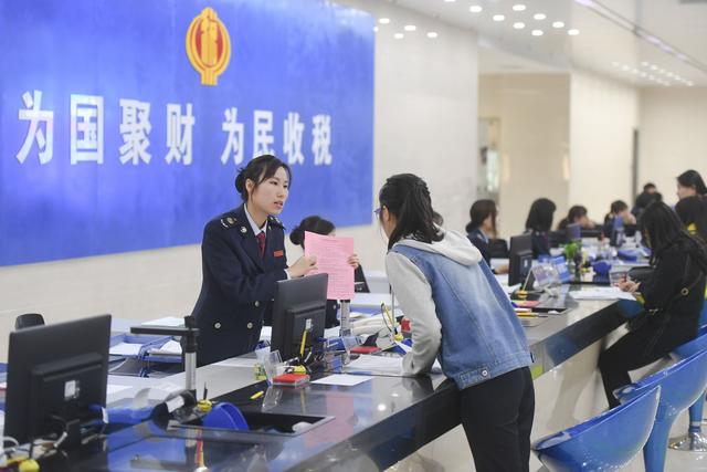 【每日经济新闻】央地收入划分改革推出重大变化：消费税征收稳步下划地方，高档手表珠宝首饰将先行推进