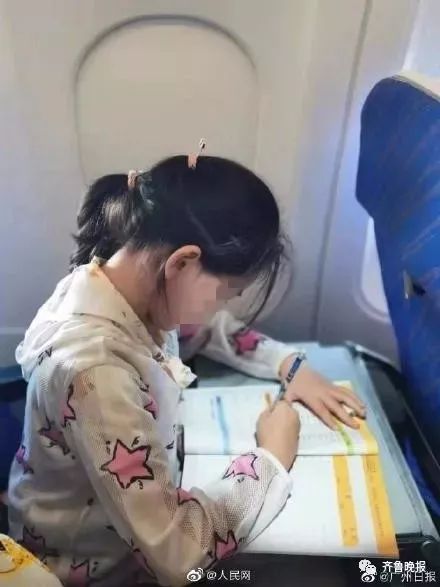 新华社：飞机上到处都是补作业的孩子！还有高铁公交车上也是……