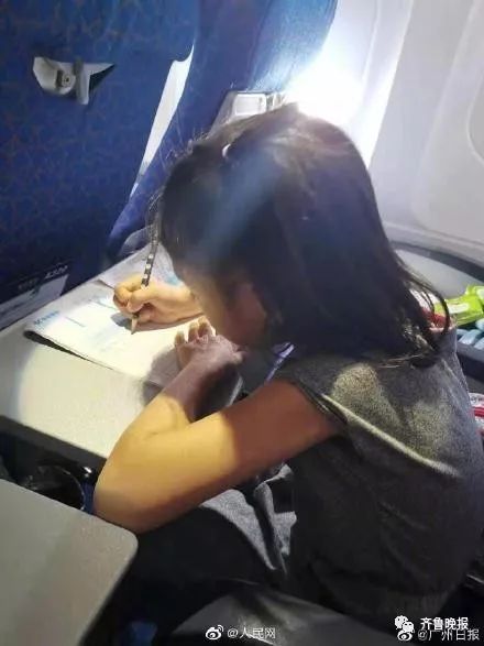 新华社：飞机上到处都是补作业的孩子！还有高铁公交车上也是……