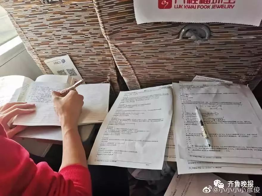 新华社：飞机上到处都是补作业的孩子！还有高铁公交车上也是……