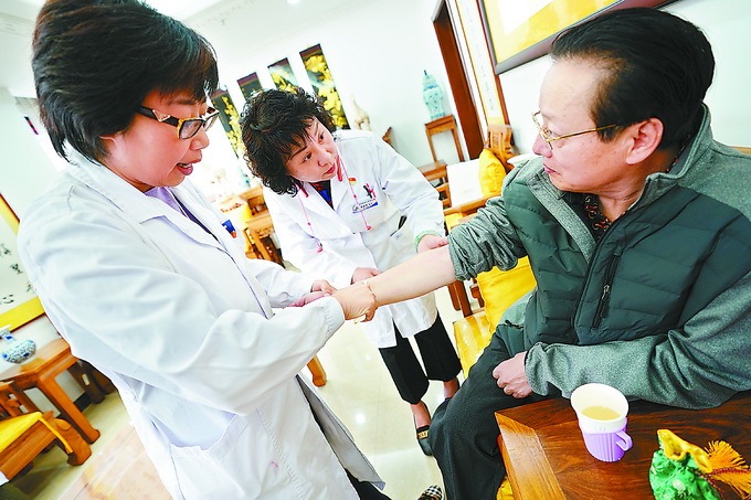 北京晚报@他在万米高空昏迷，几名医生救他一命，几天后却收到了“投诉