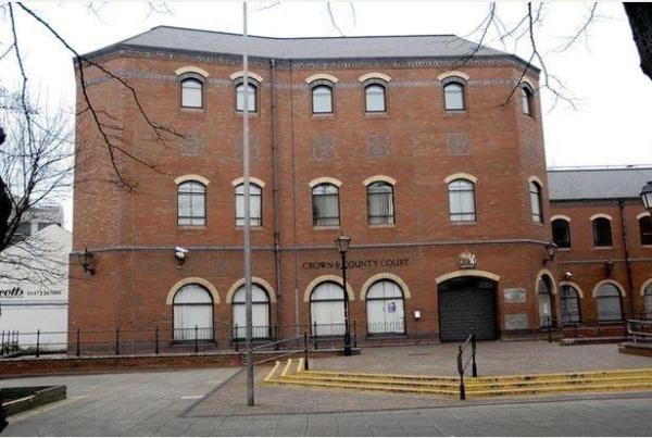 【光明网】英国一16岁少女用刀刺伤母亲，受审时说，我应该刺得更深些才好