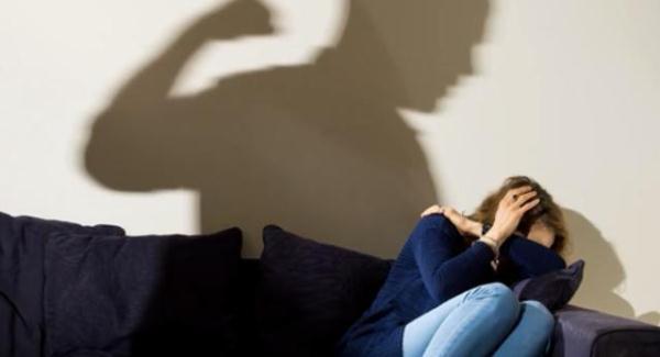 【光明网】英国一16岁少女用刀刺伤母亲，受审时说，我应该刺得更深些才好