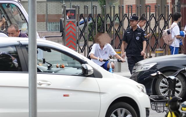 「新京报」北京西城安德路学校扎堆无红绿灯，已增加辅警确保安全