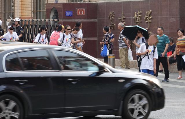 「新京报」北京西城安德路学校扎堆无红绿灯，已增加辅警确保安全