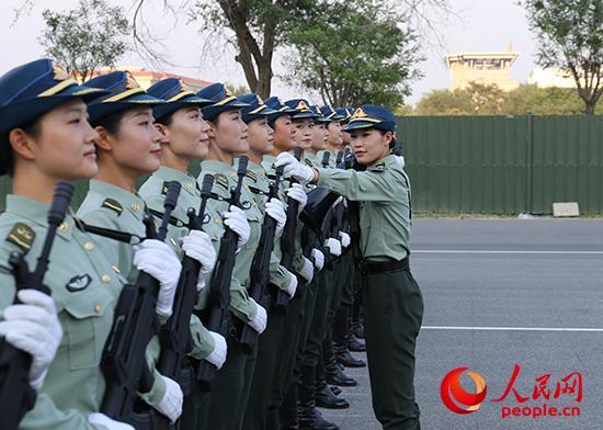 仪仗方队女兵卢戎俏在认真训练.