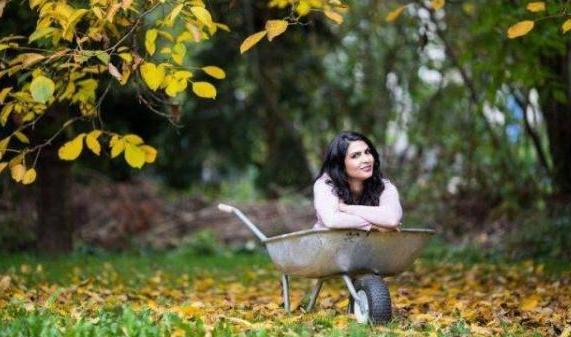 [光明网]德国无腿女子直面天生缺陷，拍别样艺术照传播正能量