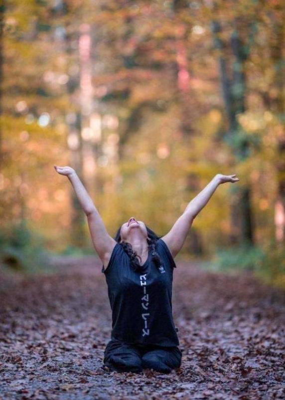 [光明网]德国无腿女子直面天生缺陷，拍别样艺术照传播正能量