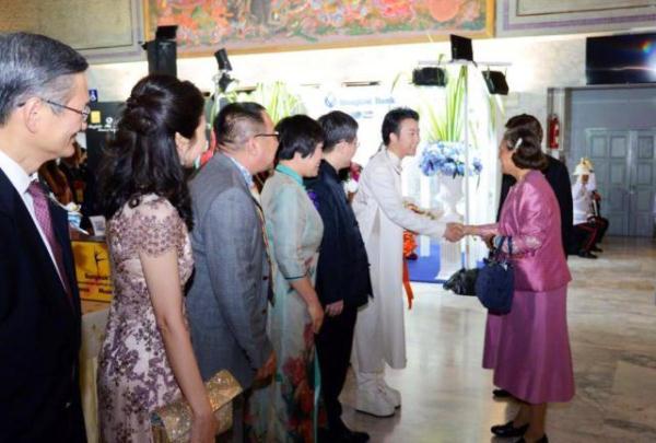 光明网：李玉刚曼谷演出，遭泰国皇室公主“送花表白”：你的美让女人羡慕