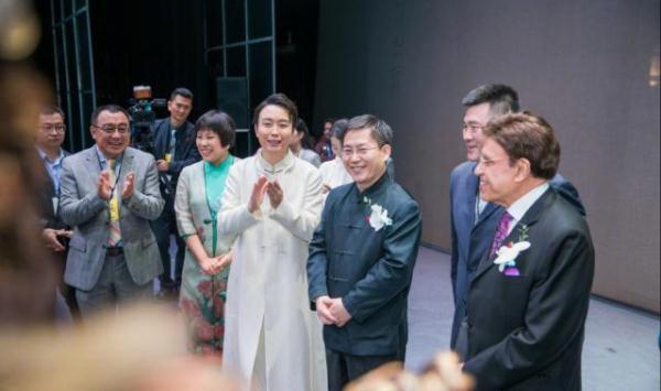 光明网：李玉刚曼谷演出，遭泰国皇室公主“送花表白”：你的美让女人羡慕