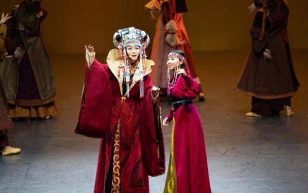 光明网：李玉刚曼谷演出，遭泰国皇室公主“送花表白”：你的美让女人羡慕