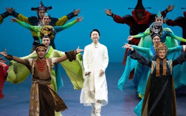光明网：李玉刚曼谷演出，遭泰国皇室公主“送花表白”：你的美让女人羡慕