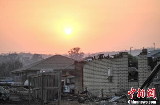 中国新闻网■澳大利亚发生山火 多处房屋被毁汽车烧成空壳