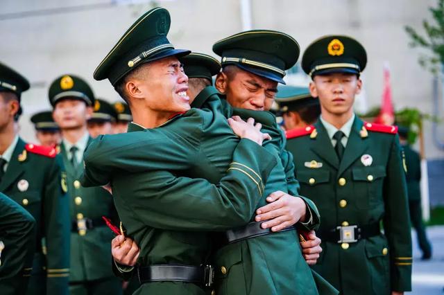 退伍参加完国庆阅兵的火箭军上等兵武超说受阅是我们最完美的退役仪式