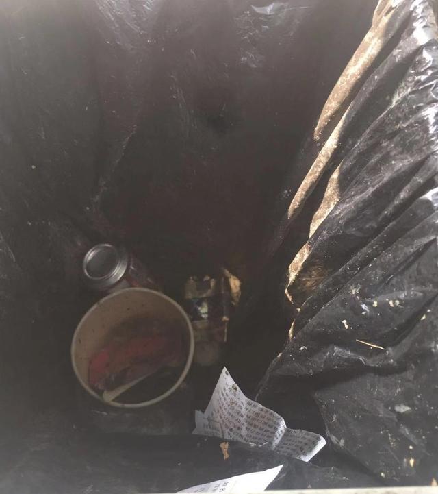 「北京日报客户端」乱扔乱投+混装运输 北京街头垃圾桶分类遇尴尬