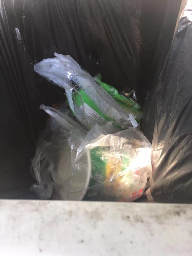 「北京日报客户端」乱扔乱投+混装运输 北京街头垃圾桶分类遇尴尬