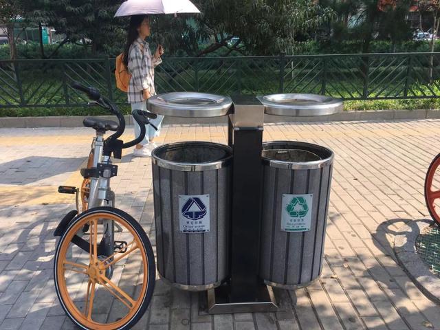 「北京日报客户端」乱扔乱投+混装运输 北京街头垃圾桶分类遇尴尬
