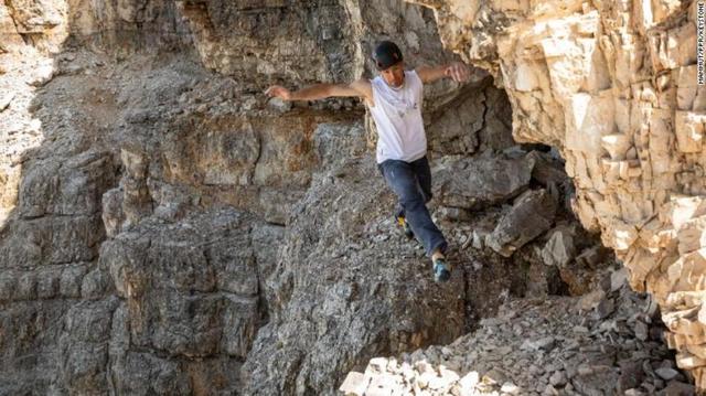 [环球网]瑞士男子徒手攀岩破纪录，称是一场“脑力游戏”