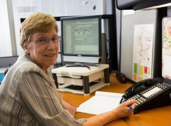 「新民网」重返岗位、同居养老，歪果仁上了年纪还能这么过