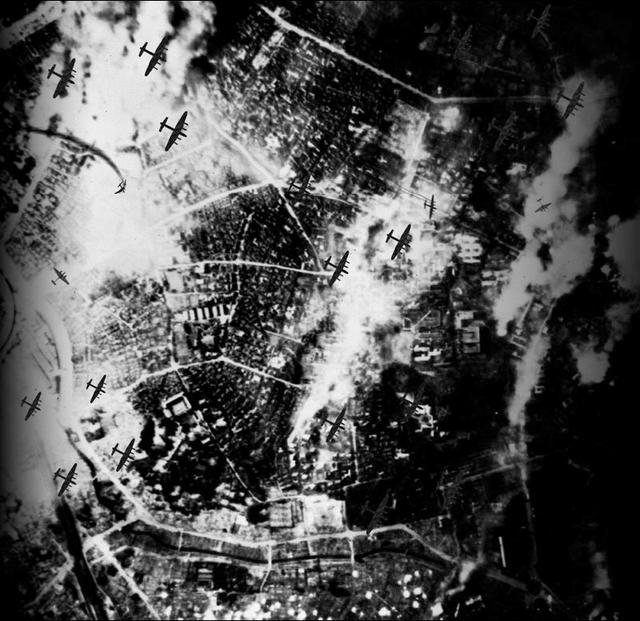 #光明网#轰炸机地毯式轰炸指的什么？