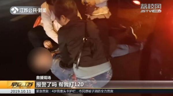 光明网@老人突发心梗倒地，众人协力救援跑赢死神