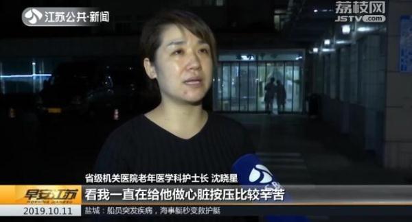 光明网@老人突发心梗倒地，众人协力救援跑赢死神