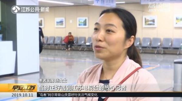 光明网@老人突发心梗倒地，众人协力救援跑赢死神