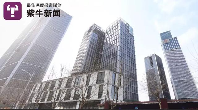 #新闻晨报#女偶像自拍照瞳孔影像暴露住所遭骚扰，记者实验：有难度但有可能