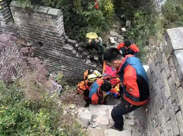 「北京日报客户端」驴友爬箭扣野长城突发心脏病，幸亏消防迅速赶到