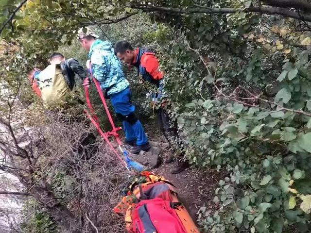 「北京日报客户端」驴友爬箭扣野长城突发心脏病，幸亏消防迅速赶到